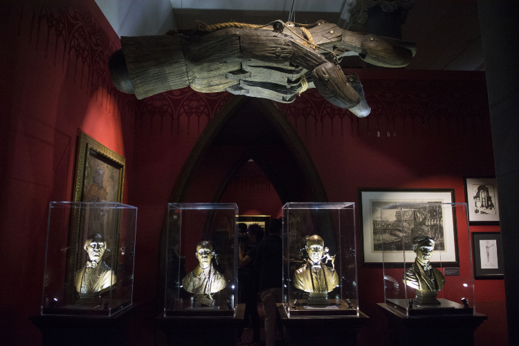 Calidez. Eugenio Caballero guía al espectador por esos detalles que sólo él, en complicidad con Guillermo del Toro, conoce. (Foto: Mónika Pérez Neufeld)