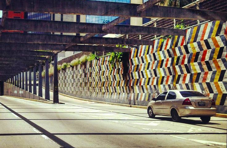 Vigente. El pintor sigue trabajando y seguro de que es el arte lo que mantendrá viva a Venezuela. (Foto: AP)