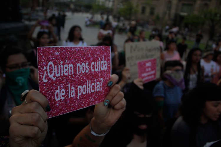 Derechos. Unas enfundadas en ropas oscuras, algunas otras cubiertas con paliacates verdes, pero todas orgullosas de participar en la denominada Marcha de la Brillantina. (Foto: Jorge Alberto Mendoza)