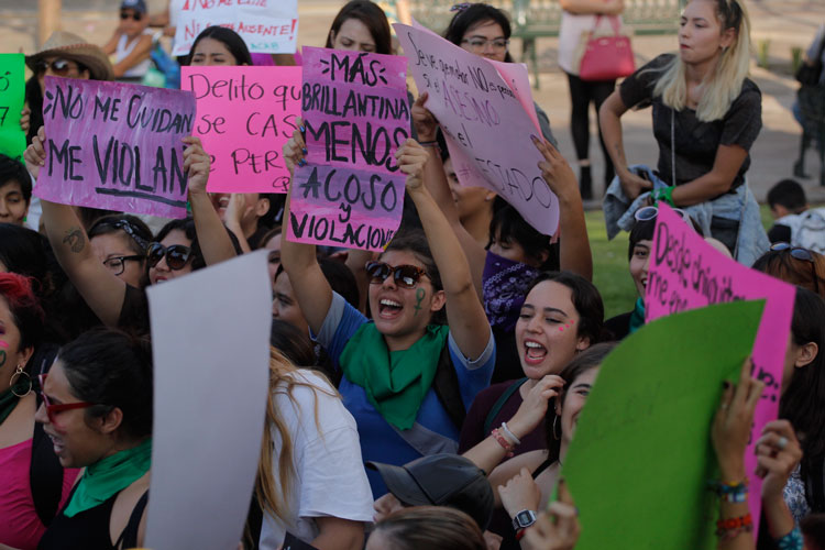 Derechos. Unas enfundadas en ropas oscuras, algunas otras cubiertas con paliacates verdes, pero todas orgullosas de participar en la denominada Marcha de la Brillantina. (Foto: Jorge Alberto Mendoza)