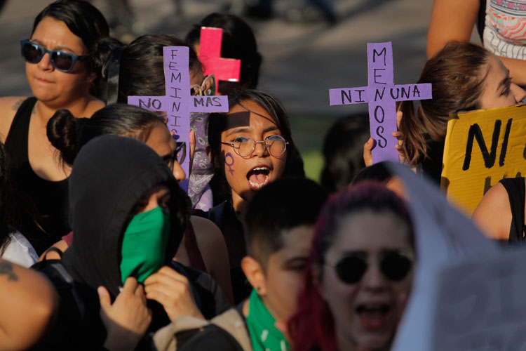 Derechos. Unas enfundadas en ropas oscuras, algunas otras cubiertas con paliacates verdes, pero todas orgullosas de participar en la denominada Marcha de la Brillantina. (Foto: Jorge Alberto Mendoza)