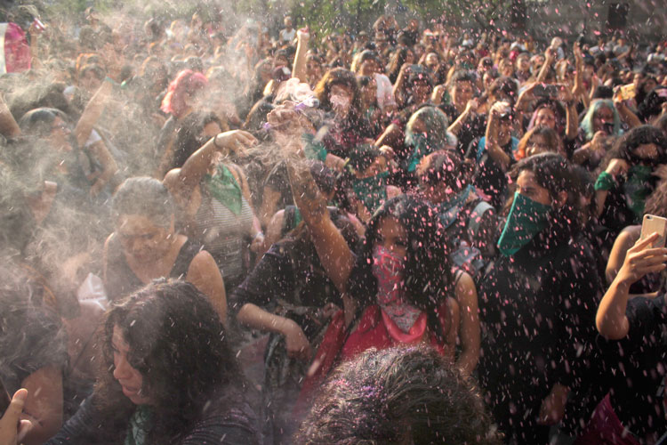 Derechos. Unas enfundadas en ropas oscuras, algunas otras cubiertas con paliacates verdes, pero todas orgullosas de participar en la denominada Marcha de la Brillantina. (Foto: Jorge Alberto Mendoza)