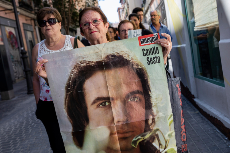 Conmovidos. Tras la sorpresiva muerte de Camilo Sesto, decenas de seguidores, la mayoría de ellos adultos, acudieron a despedir al baladista. (Foto: AP)