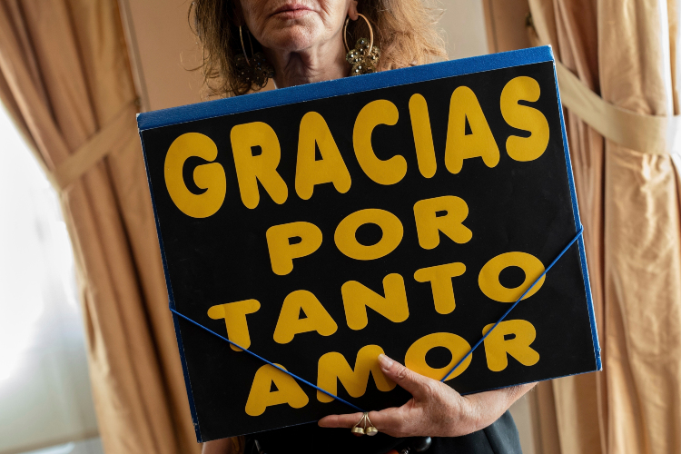 Conmovidos. Tras la sorpresiva muerte de Camilo Sesto, decenas de seguidores, la mayoría de ellos adultos, acudieron a despedir al baladista. (Foto: AP)