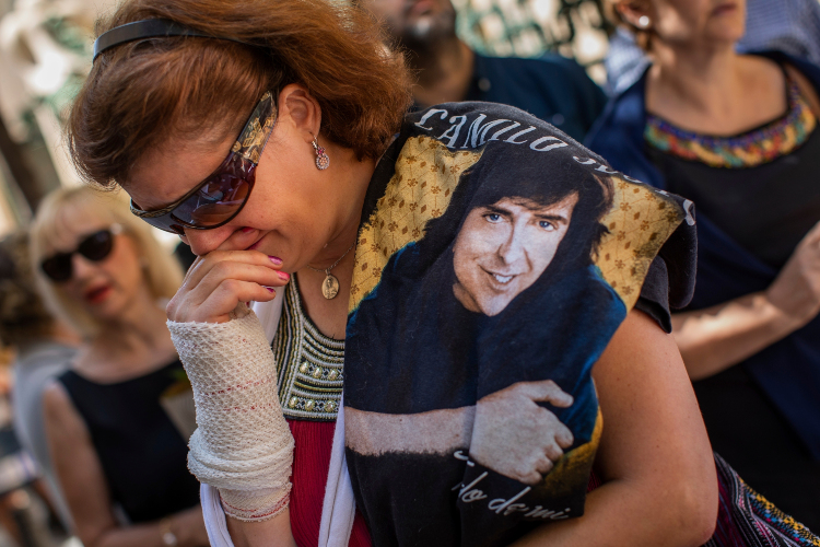 Conmovidos. Tras la sorpresiva muerte de Camilo Sesto, decenas de seguidores, la mayoría de ellos adultos, acudieron a despedir al baladista. (Foto: AP)