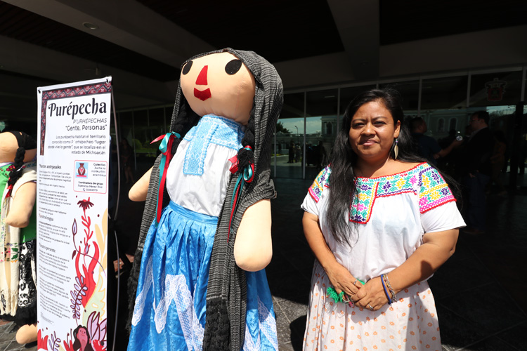 Representación. Las muñecas cuentan con cuatro vestimentas tradicionales de las comunidades indígenas que tienen más presencia en la Zona Metropolitana de Guadalajara. (Fotos: Grisel Pajarito)