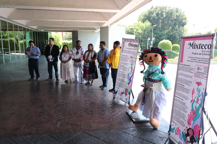 Representación. Las muñecas cuentan con cuatro vestimentas tradicionales de las comunidades indígenas que tienen más presencia en la Zona Metropolitana de Guadalajara. (Fotos: Grisel Pajarito)