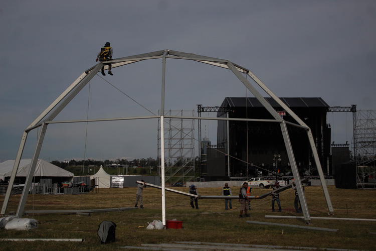 Asistencia. Cada día se espera la presencia de 20 mil personas, por lo que se prepararon cinco zonas de sombra, ya que la explanada no tiene árboles que ofrezcan un respiro del Sol. (Foto: Jorge Alberto Mendoza)