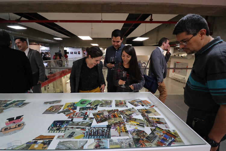 Reunión. En la muestra se ofrecen fotografías en diferentes momentos personales del autor, así como algunos de sus cuadros. (Foto: Grisel Pajarito)