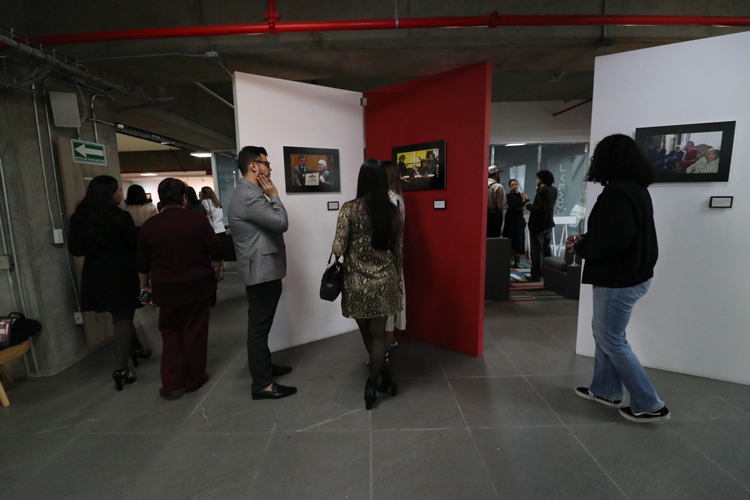 Reunión. En la muestra se ofrecen fotografías en diferentes momentos personales del autor, así como algunos de sus cuadros. (Foto: Grisel Pajarito)