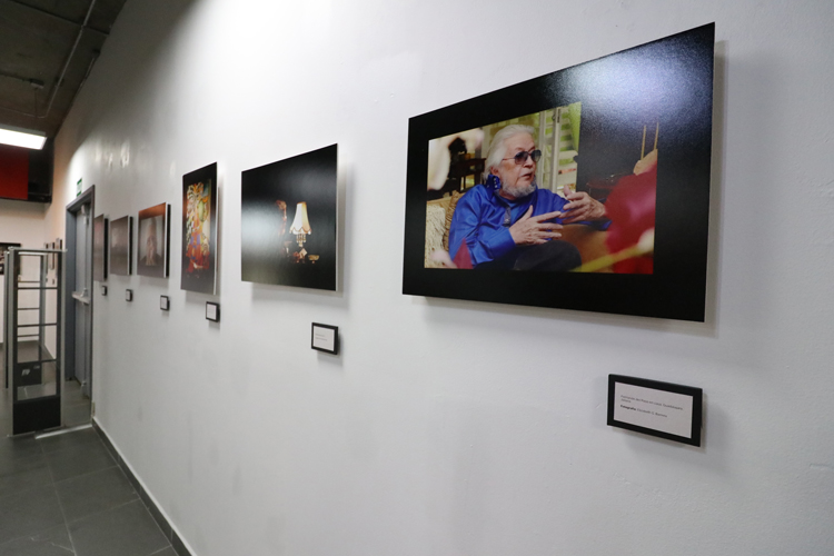 Reunión. En la muestra se ofrecen fotografías en diferentes momentos personales del autor, así como algunos de sus cuadros. (Foto: Grisel Pajarito)