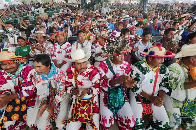 El gobernador de Jalisco, Enrique Alfaro Ramírez, y el presidente Andrés Manuel López Obrador en diálogo con la comunidad huichol de Mezquitic. (Foto: Especial) 