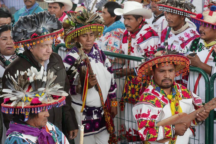 El gobernador de Jalisco, Enrique Alfaro Ramírez, y el presidente Andrés Manuel López Obrador en diálogo con la comunidad huichol de Mezquitic. (Foto: Especial) 