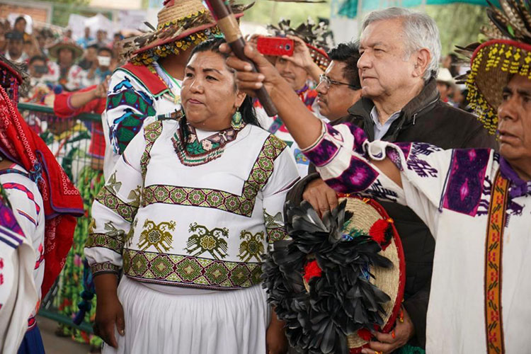 El gobernador de Jalisco, Enrique Alfaro Ramírez, y el presidente Andrés Manuel López Obrador en diálogo con la comunidad huichol de Mezquitic. (Foto: Especial) 