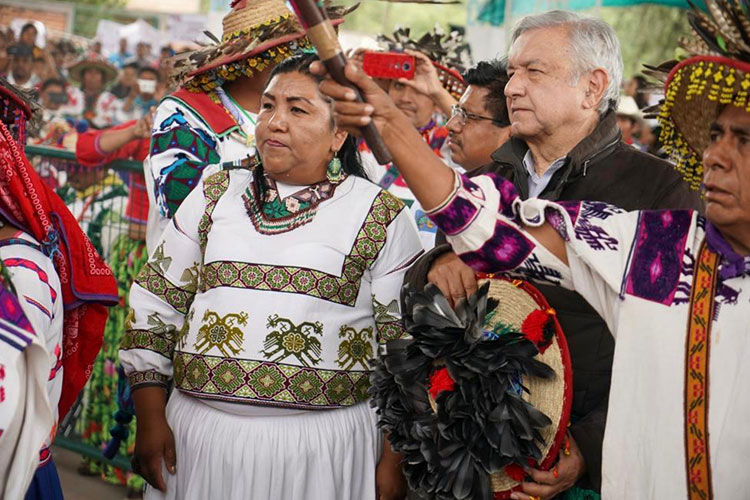 El gobernador de Jalisco, Enrique Alfaro Ramírez, y el presidente Andrés Manuel López Obrador en diálogo con la comunidad huichol de Mezquitic. (Foto: Especial) 