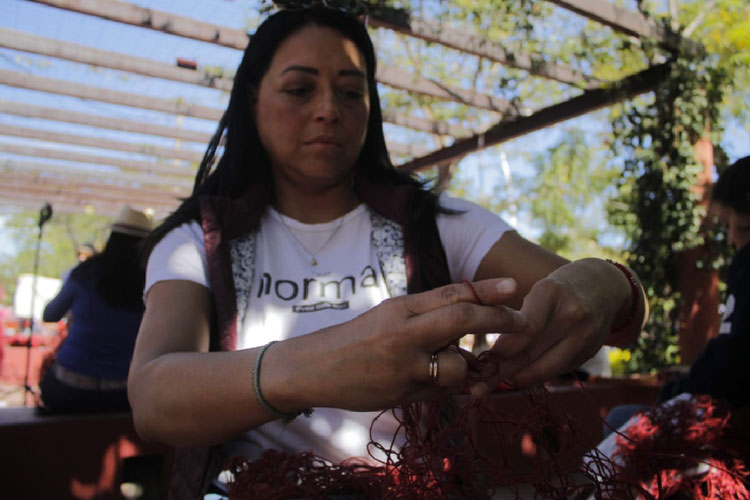 (A TEJER. El colectivo se reúne domingo a domingo en el Parque Revolución. Foto: Jorge Alberto Mendoza)