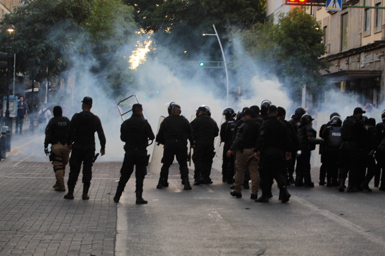 (RIESGO. En la protesta se registraron varios incidentes de agresiones por parte de policías. Foto: Jorge Alberto Mendoza)