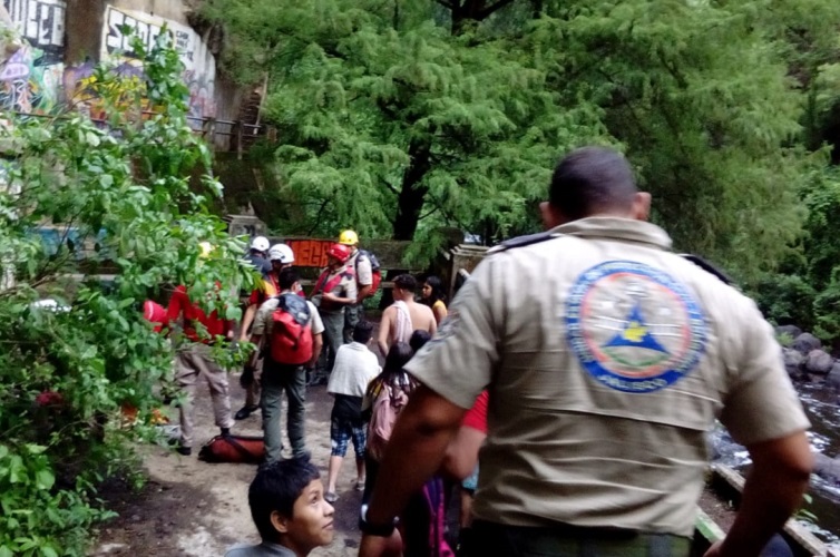 Momento en que elementos de protección civil de Jalisco y de Tonalá rescataron a siete menores de edad y dos adultos que estaban varados en la Barranca de Colimilla. (Foto: Especial)