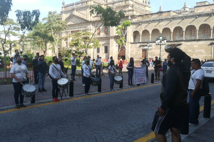 (PRIMER CUADRO. Los instructores de banda de guerra y escoltas de bandera tocaron ante palacio de gobierno. Foto: Jessica Pilar Pérez)