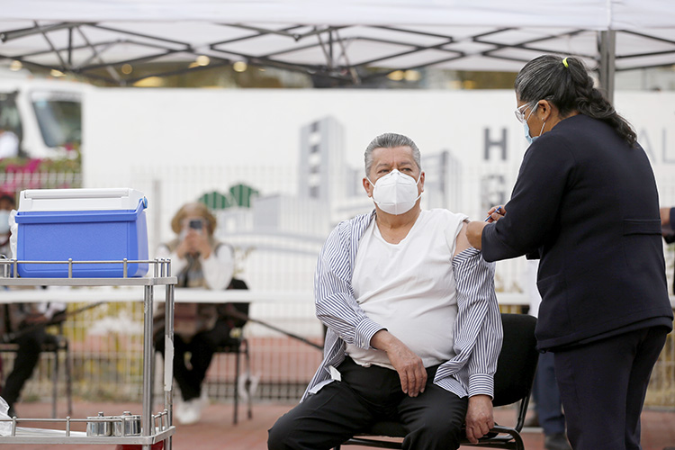 (PROTECCIÓN. David Díaz fue el primero en recibir el biológico de Pfizer. Luego siguió el turno de Melissa Zapiain. Fotos: Jorge Alberto Mendoza)