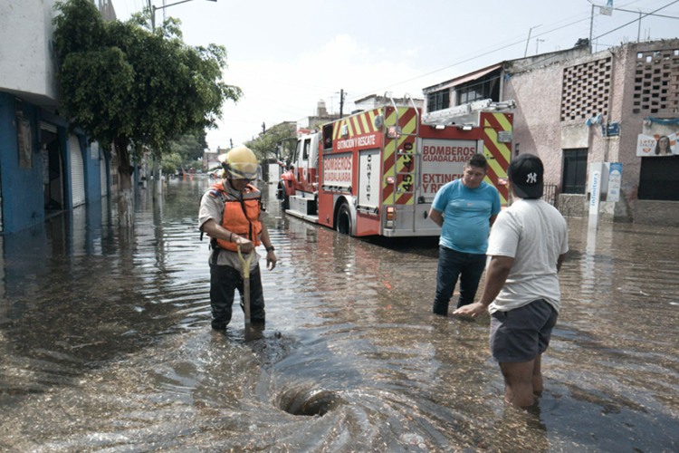 La lluvia causó daños en cocheras de la calle Esculturas, en Miravalle. (Foto: Especial).