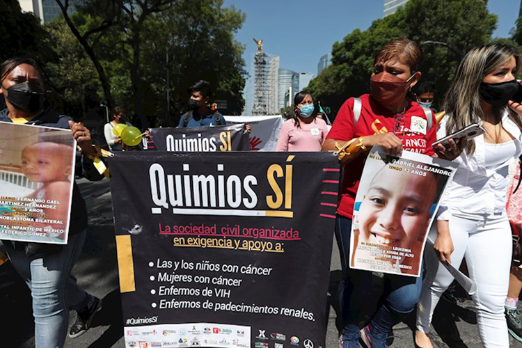 Padres y familiares de niños enfermos de cáncer marchan hoy por una de las principales avenidas de la Ciudad de México. (Foto: Cortesía EFE).