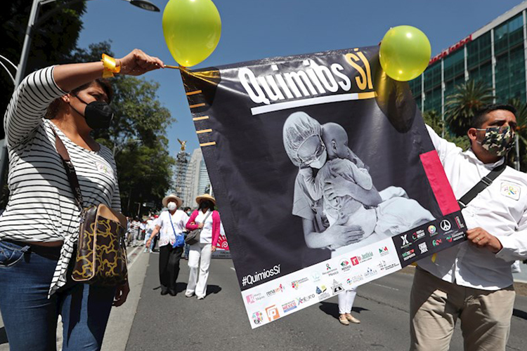 Padres y familiares de niños enfermos de cáncer marchan hoy por una de las principales avenidas de la Ciudad de México. (Foto: Cortesía EFE).