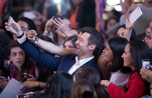 Los actores Hugh Jackman y Levi Miller junto al director Joe Wright  (Foto: AP)