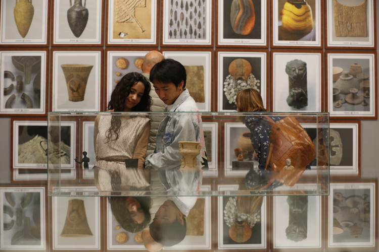 Réplicas de piezas arqueológicas ornamentales y de caligrafía milenarias componen la exposición. (Foto: Cortesía EFE).