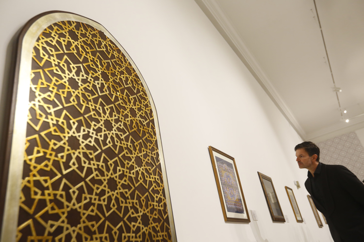 Réplicas de piezas arqueológicas ornamentales y de caligrafía milenarias componen la exposición. (Foto: Cortesía EFE).