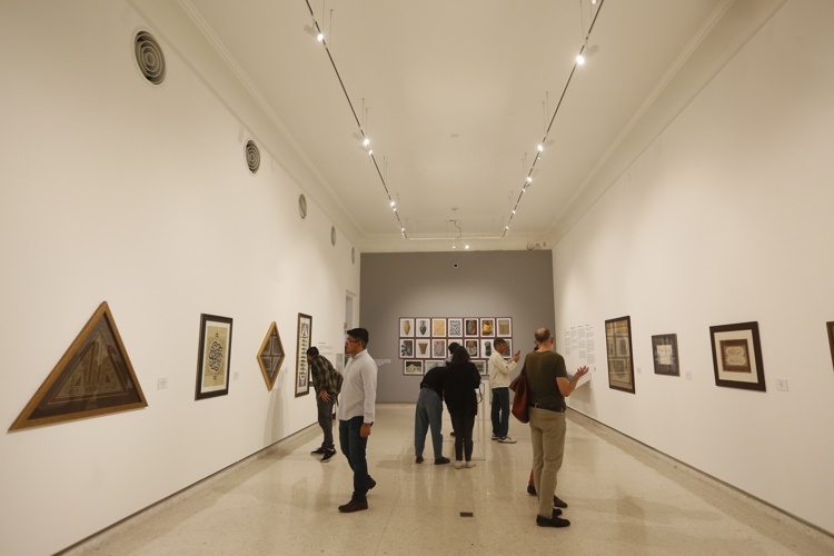 Réplicas de piezas arqueológicas ornamentales y de caligrafía milenarias componen la exposición. (Foto: Cortesía EFE).