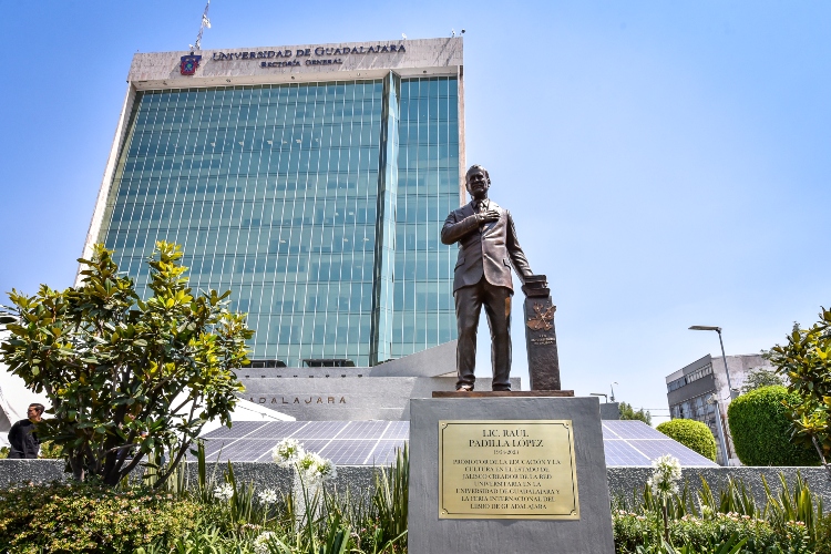PUNTO. La estatua se encuentra en la explanada de Rectoría General. (Fotos: Cortesía Universidad de Guadalajara)