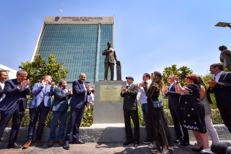 PUNTO. La estatua se encuentra en la explanada de Rectoría General. (Fotos: Cortesía Universidad de Guadalajara)