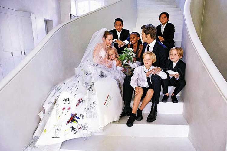COMPAÑEROS DE REPARTO (2003). Que los coprotagonistas se enamoren es un verdadero cliché, pero sucede, incluso cuando uno de ellos está casado. El escenario para Brad Pitt y Angelina Jolie fue ‘Mr. & Mrs. Smith’. Pitt estaba casado con Jennifer Aniston. (