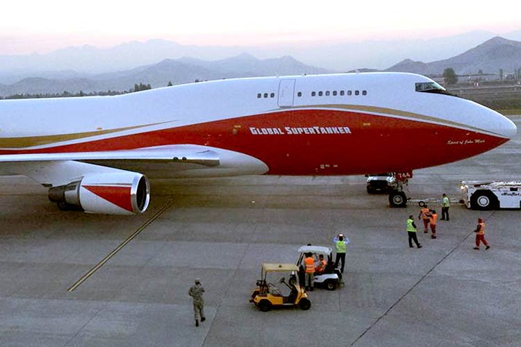 Las familias siguen siendo evacuadas mientras los bomberos combaten los incendios que están consumiendo una parte del sur de Chile. (Foto: AP)