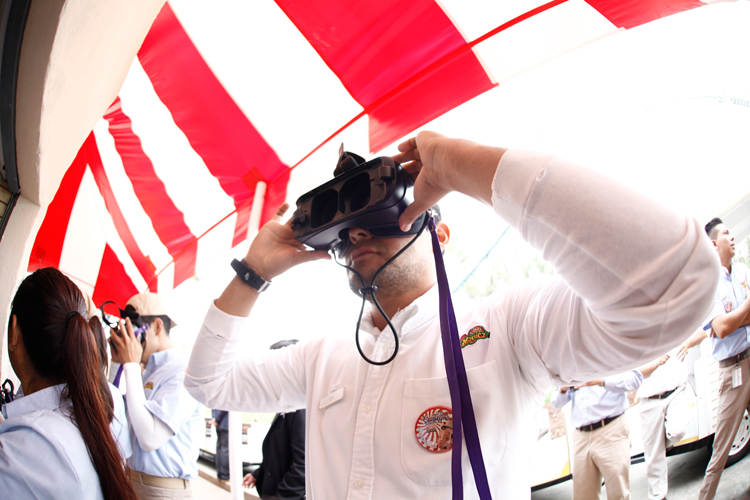 Experiencia. En el recorrido, 50 pasajeros se colocarán unas gafas de realidad virtual para sumergirse en la animación con Cantinflas. (Foto: Alfonso Hernández)