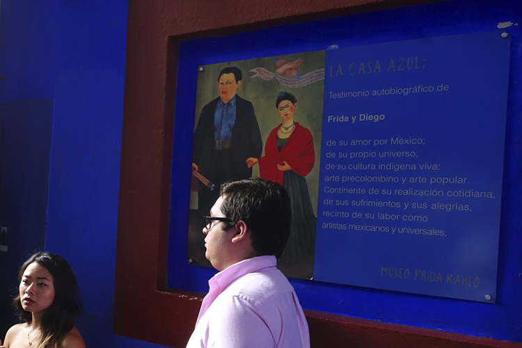 Selfie. Este espacio de la Casa Azul es uno de los más socorridos por los turistas para hacerse la típica foto con el celular. (Fotos: AP)
